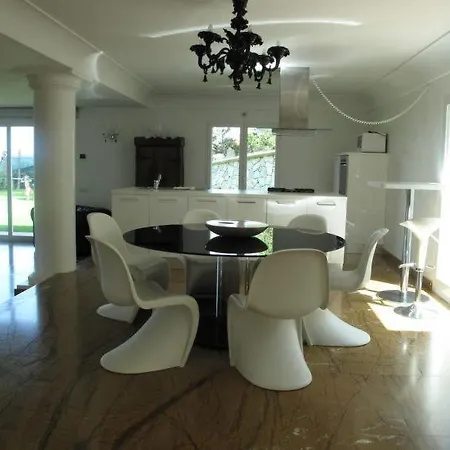 Sleeps 12 Pool Air Con Wifi * Costarainera
